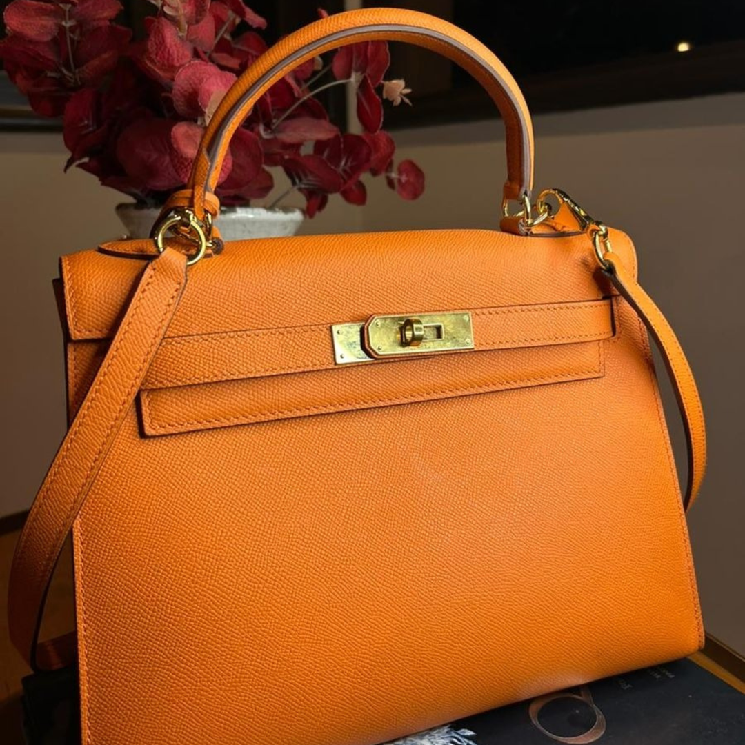 Hermès – Bolso Kelly 25 en color naranja con herrajes dorados