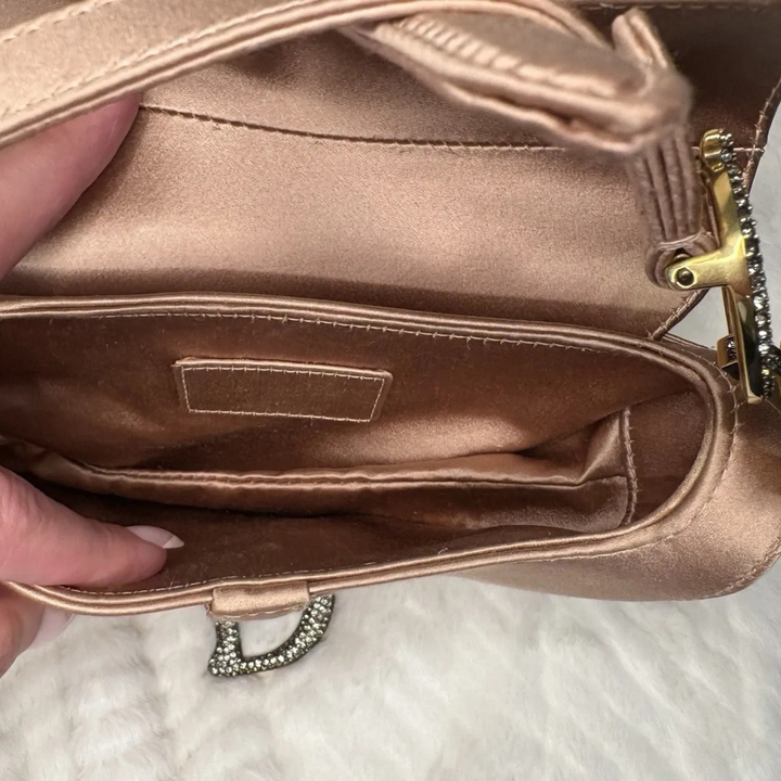 Dior – Bolso Mini Saddle en satén color rosa pálido