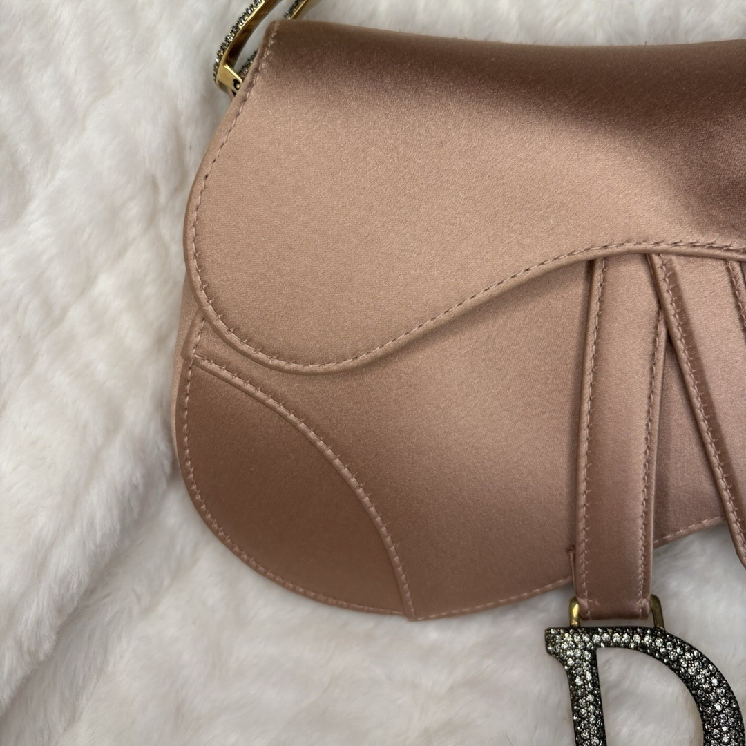 Dior – Bolso Mini Saddle en satén color rosa pálido