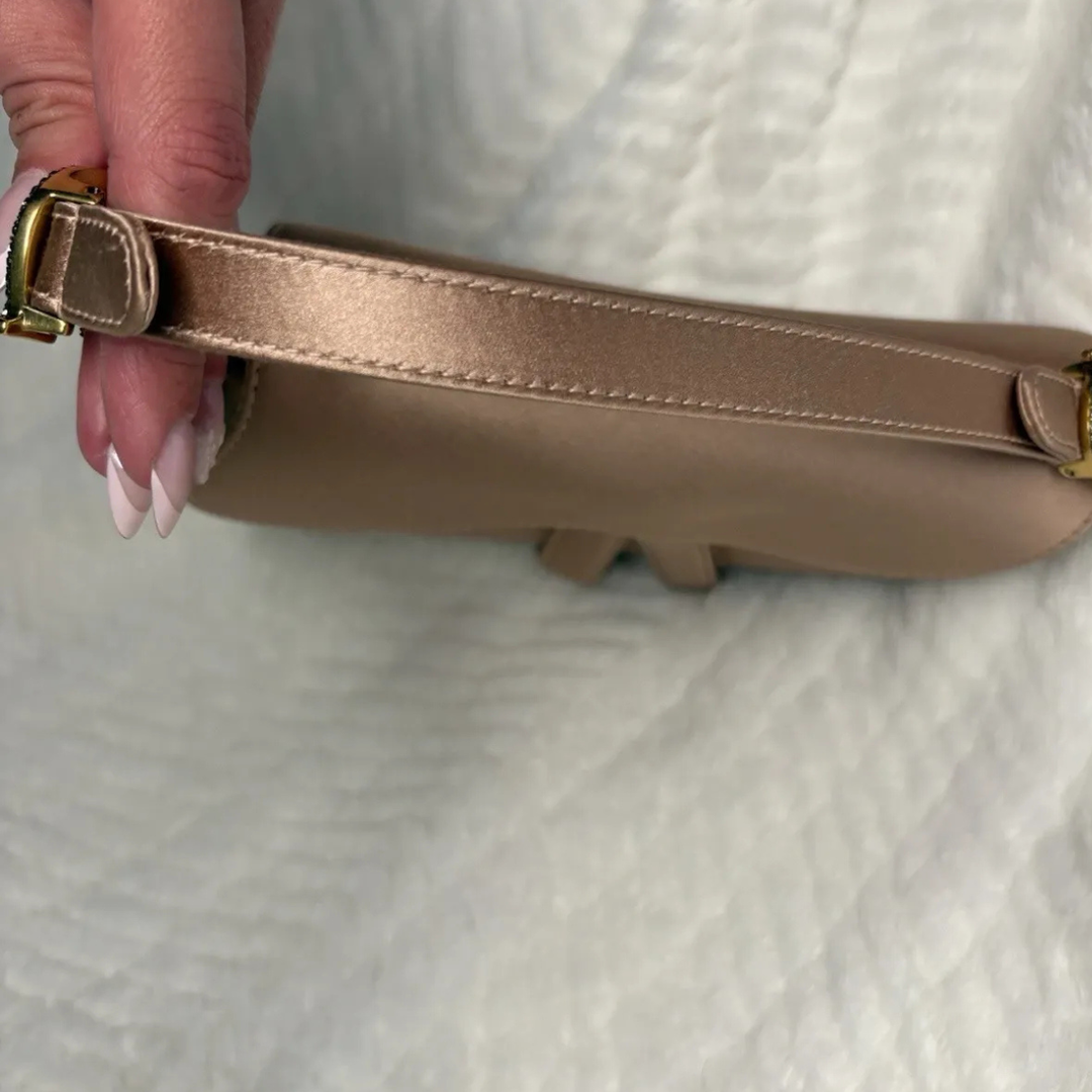 Dior – Bolso Mini Saddle en satén color rosa pálido