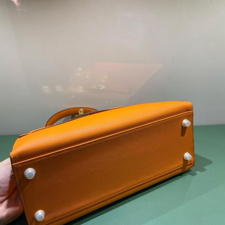 Hermès – Bolso Kelly 25 en color naranja con herrajes dorados