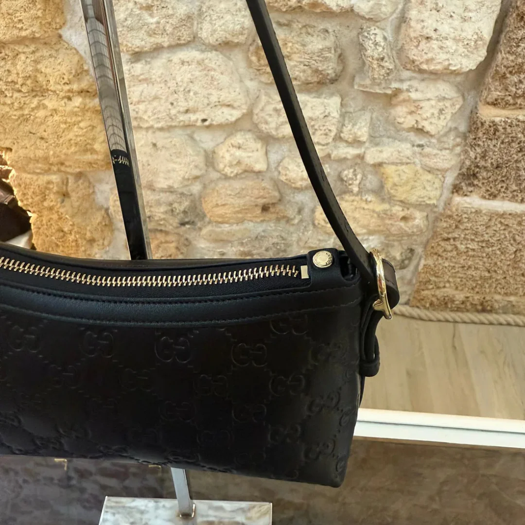 Gucci – Bolso bandolera mediano con el emblema GG